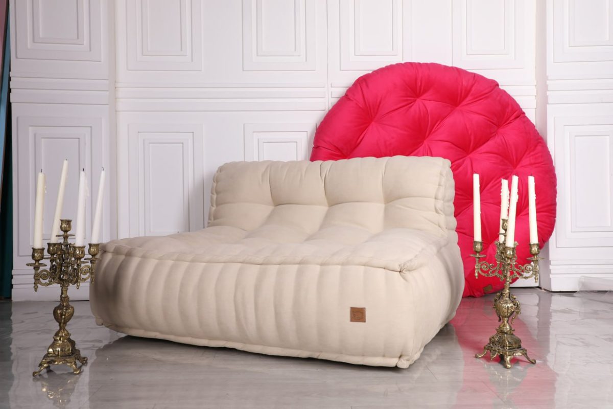 مبل دست دوز مغزی دوزی شده 120*60 با ارتفاع 30 دلاریس کرمی
